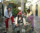 Три пиратов, капитан и его помощники